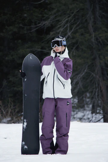 Why Insulated Women’s Snowboarding Coats Matter for Comfort, Safety, and Performance